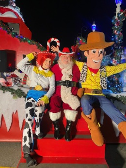 woody-and-jessie-w-santa